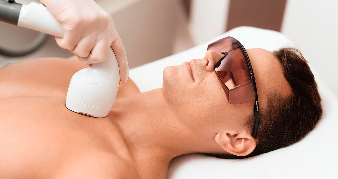 Homem realiza depilação a laser com um profissional